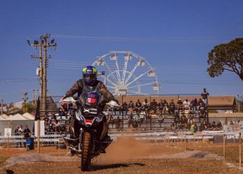 Motos levantam poeira em competição dentro do Capital Moto Week