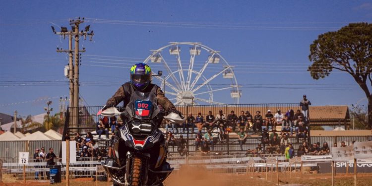 Motos levantam poeira em competição dentro do Capital Moto Week
