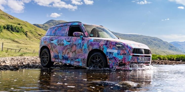 MINI Countryman passa por testes off-road em diversos tipos de terreno na Escócia