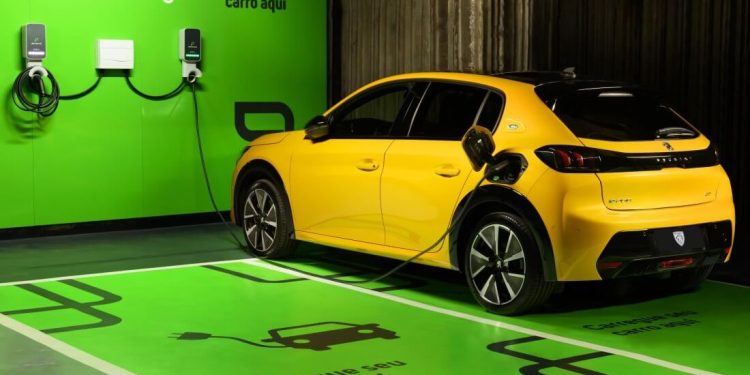 Peugeot reforça parceria com a Zletric e oferece recarga sem custo para veículos elétricos
