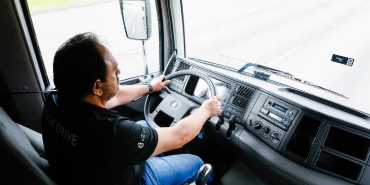 VWCO oferece curso gratuito de direção defensiva para caminhoneiros