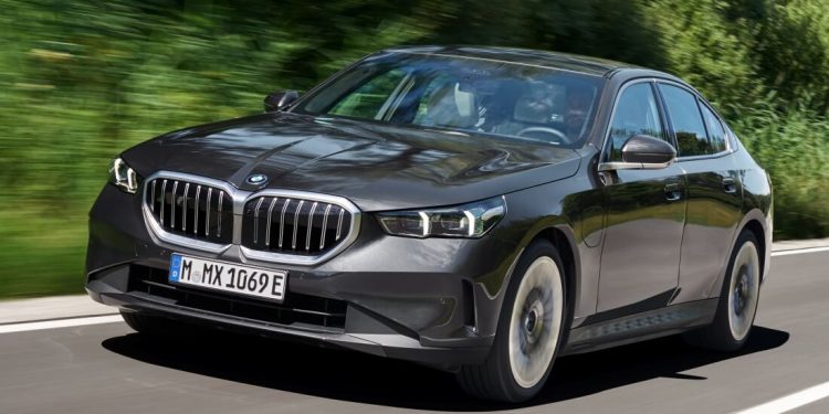 BMW Série 5 Sedã agora também disponível com tração híbrida plug-in
