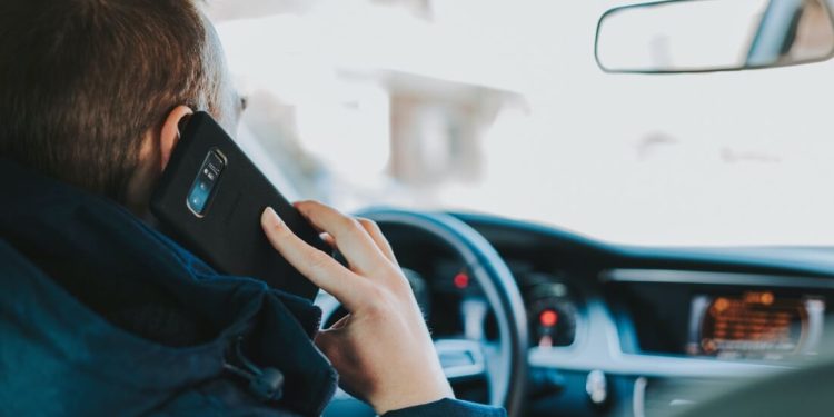 Uso de celular ao volante equivale a dirigir com três a quatro doses de álcool