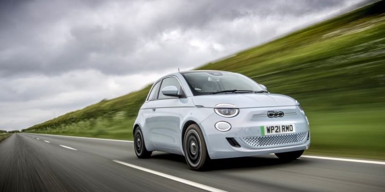 Fiat 500e é eleito o “Melhor Carro Elétrico Pequeno” no prêmio What Car? de carros elétricos