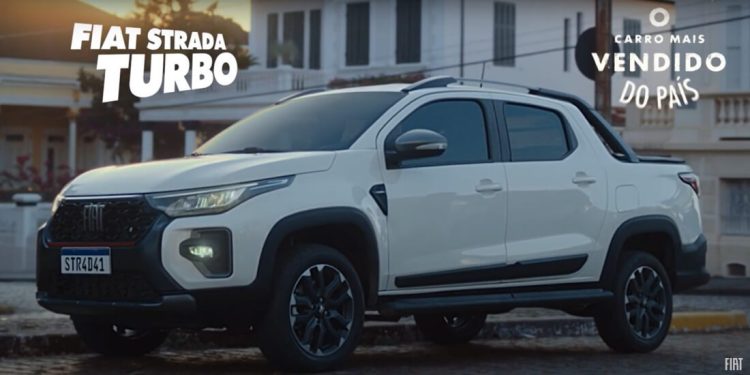 Performance da Strada com novo motor surpreende até estátua em nova campanha da Fiat