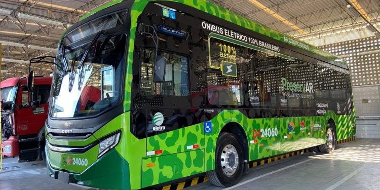 Primeiro ônibus elétrico em circulação em Manaus tem chassi Mercedes-Benz