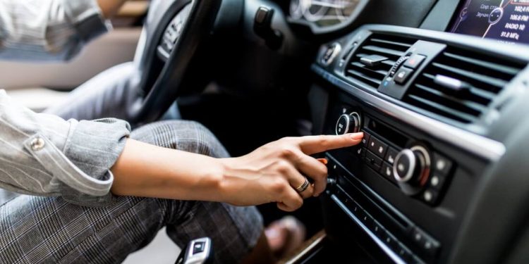 Janela do carro aberta ou ar-condicionado ligado? Saiba qual prática consome menos combustível