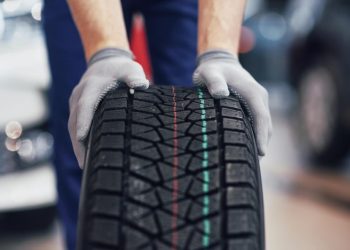 Carros e caminhões zero quilômetro devem ter o alinhamento dos pneus verificado desde o primeiro quilômetro