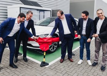 Jaguar Land Rover inaugura primeira estação de recarga de veículos sustentável do Brasil
