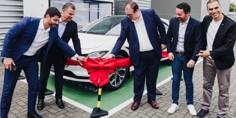 Jaguar Land Rover inaugura primeira estação de recarga de veículos sustentável do Brasil