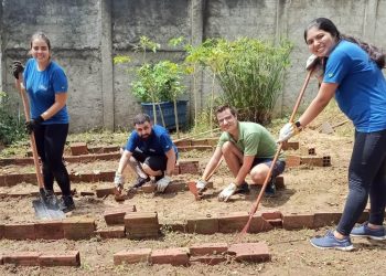 Voluntários da Ford fazem trabalho comunitário em projetos de apoio a crianças, jovens e população LGBTI+