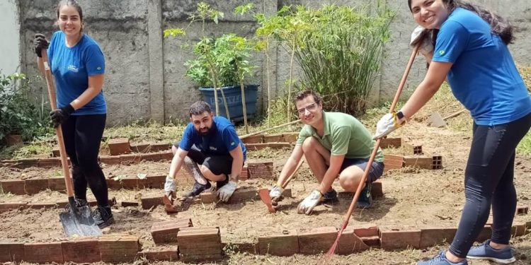Voluntários da Ford fazem trabalho comunitário em projetos de apoio a crianças, jovens e população LGBTI+