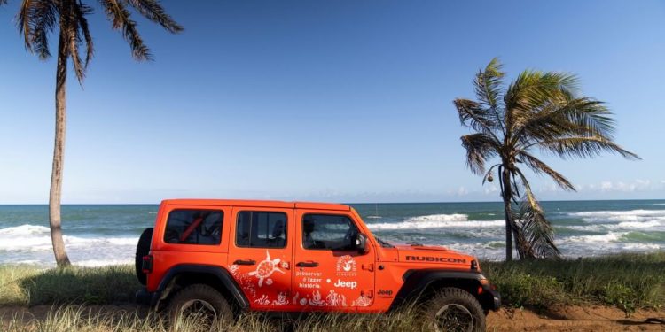 Jeep reforça apoio ao Projeto Tamar com renovação de frota de veículos