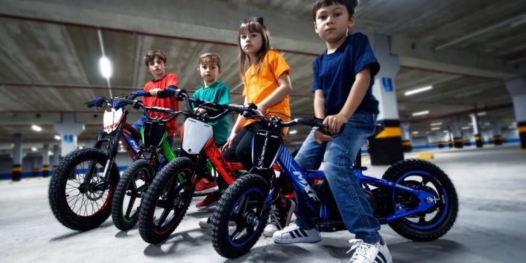 Nova E-biker da MXF para jovens pilotos chega ao mercado