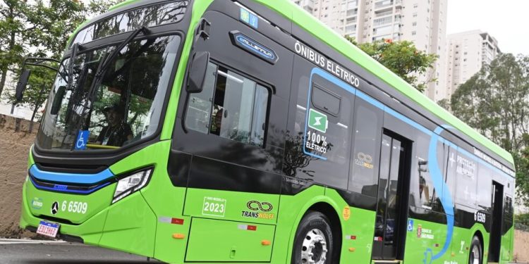 Mercedes-Benz inicia entrega de ônibus elétricos em São Paulo