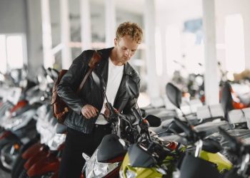 Confira 8 dicas para não cair em golpes ao comprar uma moto usada 
