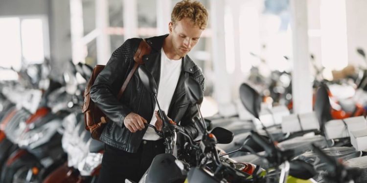Confira 8 dicas para não cair em golpes ao comprar uma moto usada