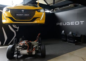 Peugeot desmonta carro elétrico e o apresenta durante o Electric Experience