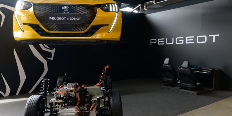 Peugeot desmonta carro elétrico e o apresenta durante o Electric Experience