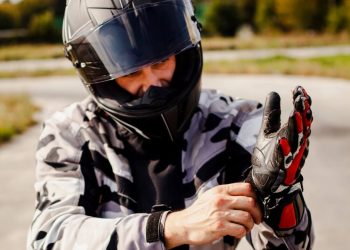 Capacete de moto possui prazo de validade? Saiba quando é preciso trocar