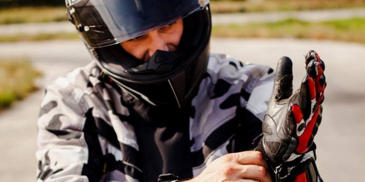 Capacete de moto possui prazo de validade? Saiba quando é preciso trocar