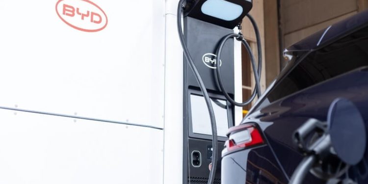 BYD Energy passa a comercializar carregadores rápidos para veículos eletrificados no Brasil