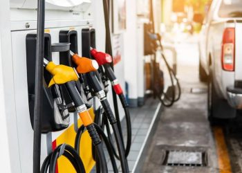 Por que as mangueiras dos postos de combustíveis não são transparentes? Especialista explica