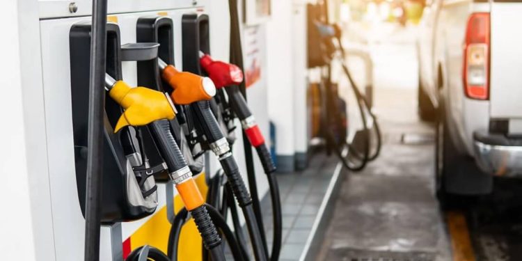 Por que as mangueiras dos postos de combustíveis não são transparentes? Especialista explica