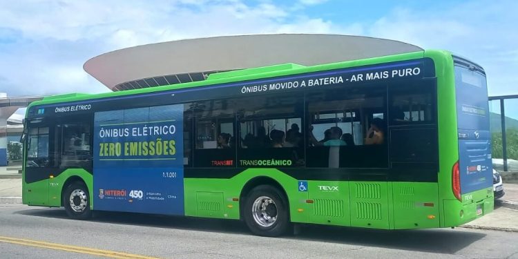 Ônibus elétrico da Higer circula em Niterói