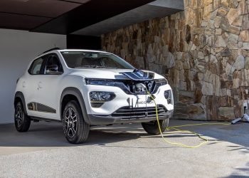Renault Kwid E-Tech passa a custar R$ 99.990