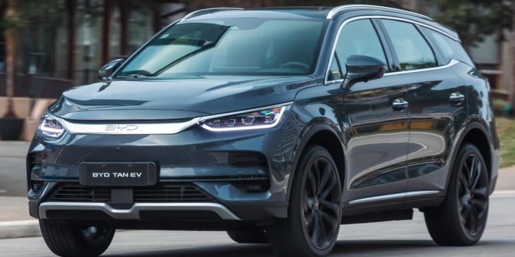 BYD TAN EV chega à segunda geração: autonomia é de 530 km