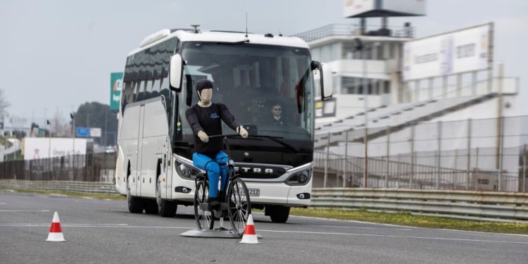 Daimler Buses apresenta inovações em sistemas de segurança e assistência à condução de ônibus urbanos e rodoviários