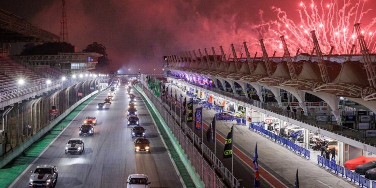 Ford comemora 60 anos do Mustang com desfile em Interlagos