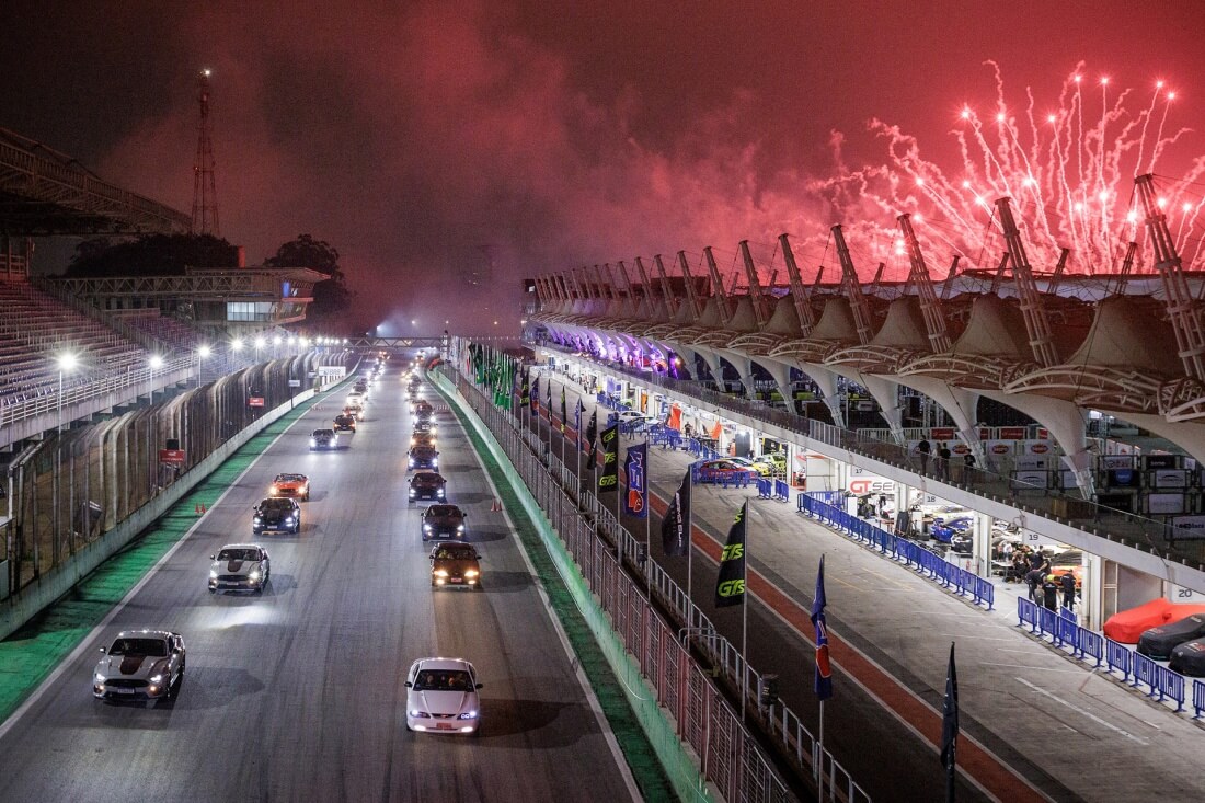 Ford comemora 60 anos do Mustang com desfile em Interlagos