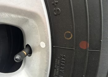 Entenda as marcações coloridas nas laterais dos pneus de passeio e de carga