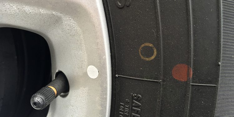 Entenda as marcações coloridas nas laterais dos pneus de passeio e de carga