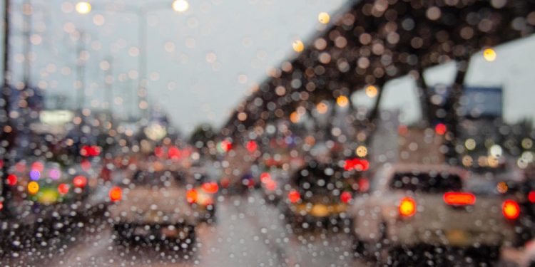 Cuidados essenciais ao dirigir na chuva