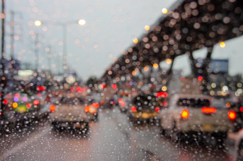 Cuidados essenciais ao dirigir na chuva