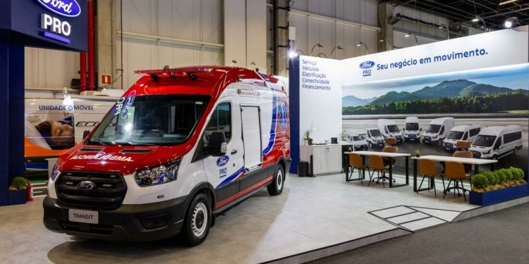 Ford Pro exibe Transit Automática ambulância na Feira Hospitalar 2024