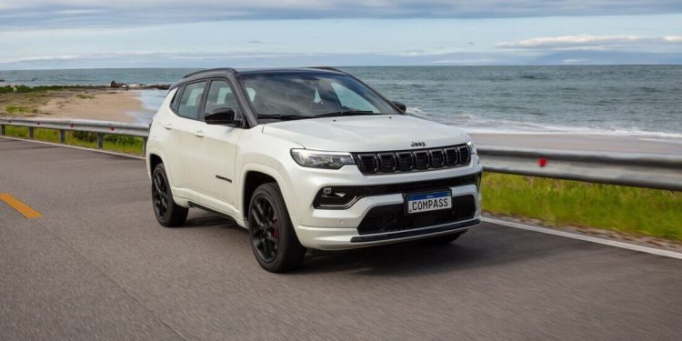 Jeep tem seu melhor volume de vendas do ano em abril e Compass segue líder entre os SUVs médios