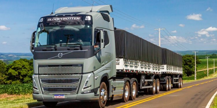 Volvo oferece caminhões FH que podem rodar com 100% de biodiesel