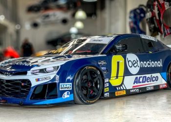 Cacá Bueno retorna às pistas após dois meses com estreia na NASCAR Brasil