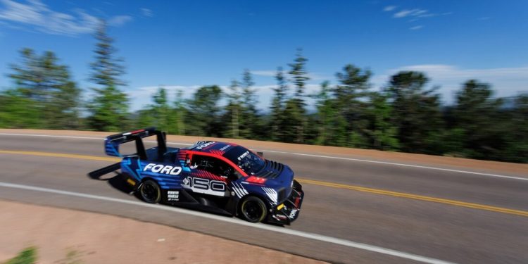 Ford F-150 Lightning SuperTruck é o “Rei da Montanha” em Pikes Peak