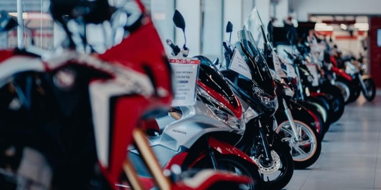 Moto seminova é sinônimo de economia, mas exige cuidados na compra