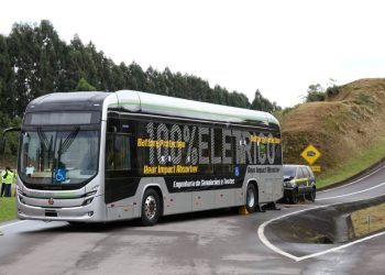 Marcopolo realiza inédito crash test traseiro com ônibus elétrico Attivi Integral