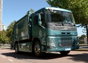 Curitiba inicia testes com caminhão elétrico Volvo na coleta de lixo