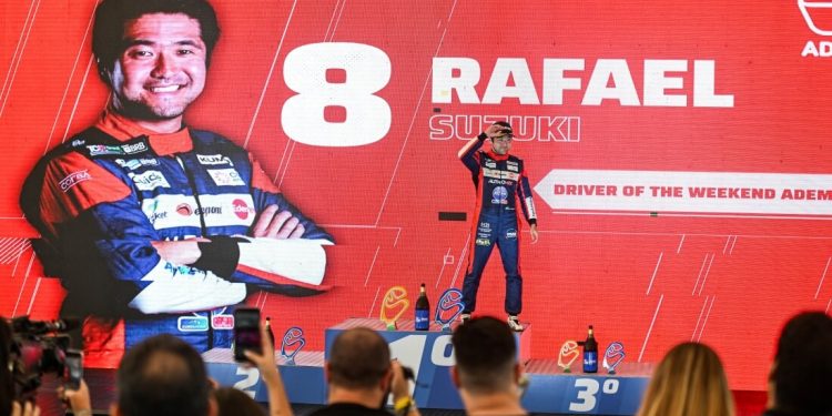 Rafael Suzuki domina e vence duas corridas do TCR South America