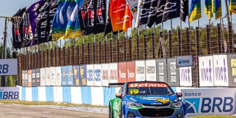 Felipe Massa mantém a liderança da Stock Car após etapa do Uruguai