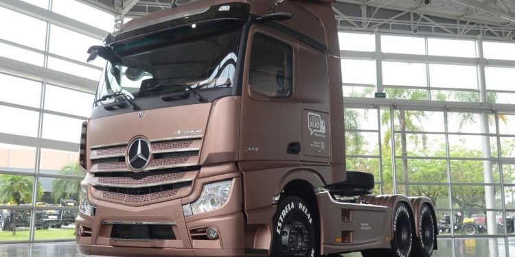 Mercedes-Benz do Brasil alcança o marco de venda de 15.000 caminhões customizados