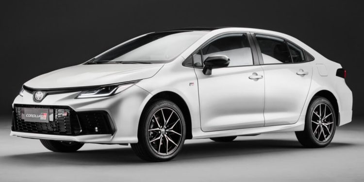 Toyota Corolla recebe atualizações na linha 2025 e novo design na versão GR-Sport
